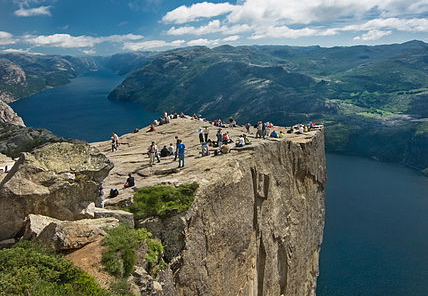 Gyrocopters flying over Preikestolen scared hikers and tourists