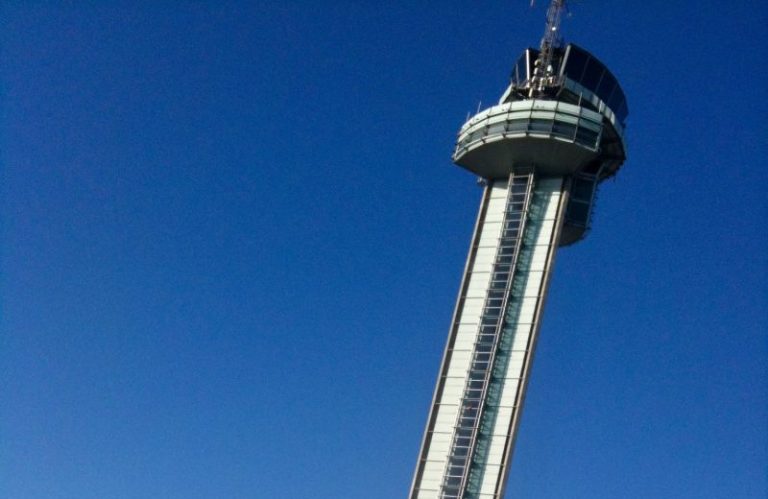 Air traffic controllers end their strike